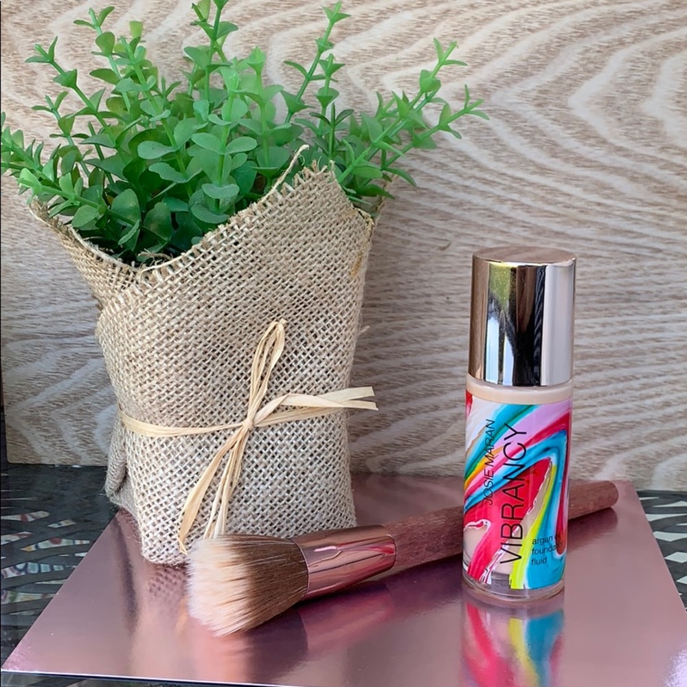 Josie Maran Vibrancy Foundation w/Brush
